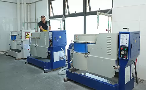 ماكينة التجليخ وإزالة النتوءات 