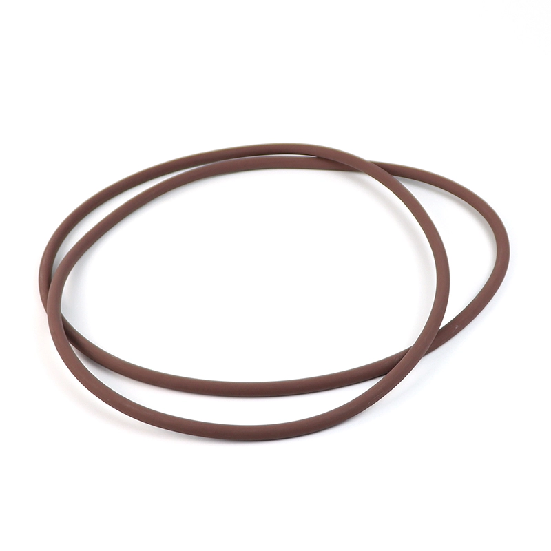 حلقة بنية اللون مع يدين